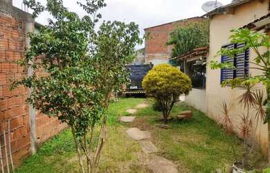 Imagem: A casa possui 4 Dormitórios, 2 Banheiros, 1 Vaga na garagem