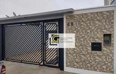 Imagem: A casa possui 3 Dormitórios, 2 Banheiros, 2 Vagas na garagem