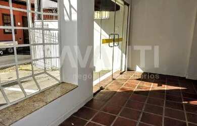 Imagem: A casa possui 2 Dormitórios, 2 Banheiros, 2 Vagas na garagem