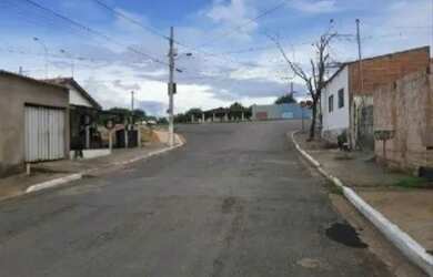 Imagem: A casa possui 2 Dormitórios, 1 Banheiro, 1 Vaga na garagem