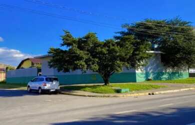 Imagem: O depósito possui 5 Vagas na garagem, 900m² de Área e está