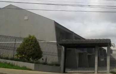 Imagem: A casa possui 3 Dormitórios, 1 Banheiro, 2 Vagas na garagem