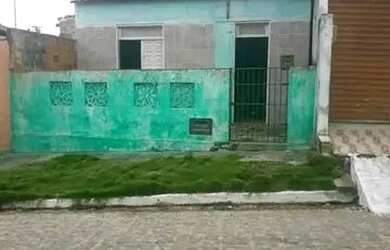 Imagem: A casa possui 2 Dormitórios e 1 Banheiro e está localizado