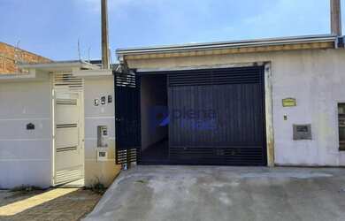 Imagem: A casa possui 2 Dormitórios, 1 Banheiro, 2 Vagas na garagem