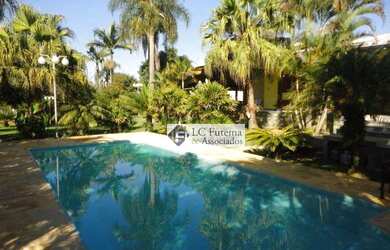 Imagem: A casa possui 4 Dormitórios, 2 Banheiros, 5 Vagas na garagem