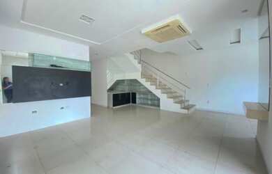 Imagem: A casa possui 3 Dormitórios, 1 Banheiro, 2 Vagas na garagem