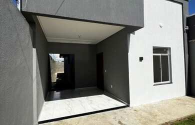 Imagem: A casa possui 3 Dormitórios, 2 Banheiros, 3 Vagas na garagem