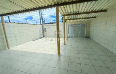 Imagem: A casa possui 2 Dormitórios, 1 Banheiro, 2 Vagas na garagem