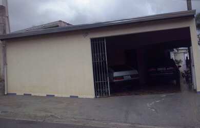 Imagem: A casa possui 3 Dormitórios, 2 Banheiros, 2 Vagas na garagem