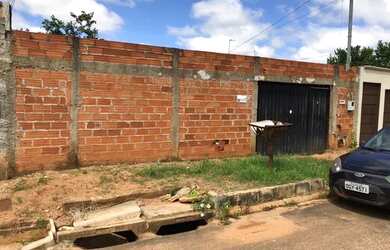 Imagem: A casa possui 2 Dormitórios, 1 Banheiro, 5 Vagas na garagem