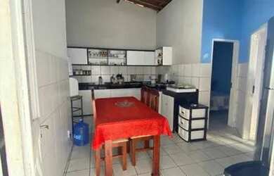 Imagem: A casa possui 4 Dormitórios, 2 Banheiros, 1 Vaga na garagem