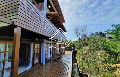 Imagem: A casa em condomínio possui 5 Dormitórios, 5 Banheiros e 480m²