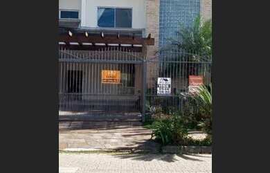 Imagem: A casa possui 4 Dormitórios, 1 Banheiro, 4 Vagas na garagem