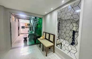 Imagem: A casa possui 3 Dormitórios, 2 Banheiros, 1 Vaga na garagem