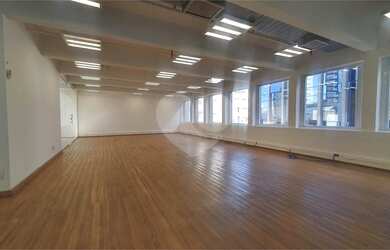 Imagem: O depósito possui 3 Vagas na garagem, 94m² de Área e está