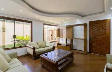 Imagem: A casa possui 4 Dormitórios, 5 Banheiros, 4 Vagas na garagem