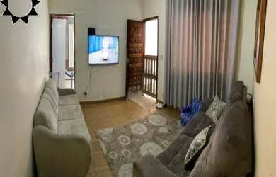 Imagem: A casa possui 3 Dormitórios, 1 Banheiro, 2 Vagas na garagem