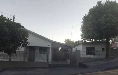 Imagem: A casa possui 4 Dormitórios, 4 Banheiros, 3 Vagas na garagem