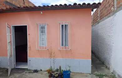 Imagem: A casa possui 2 Dormitórios, 1 Banheiro, 2 Vagas na garagem