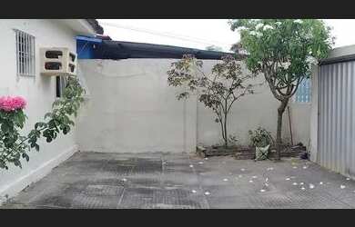 Imagem: A casa possui 3 Dormitórios, 1 Banheiro, 2 Vagas na garagem