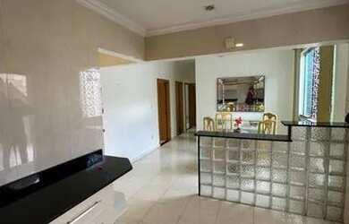 Imagem: A casa possui 4 Dormitórios, 3 Banheiros, 3 Vagas na garagem