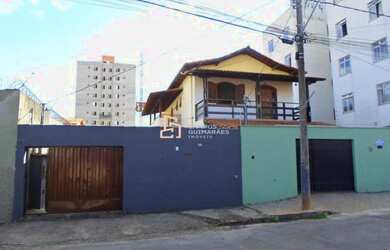 Imagem: A casa possui 3 Dormitórios, 2 Banheiros, 5 Vagas na garagem