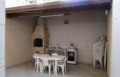 Imagem: A casa possui 4 Dormitórios, 1 Banheiro, 4 Vagas na garagem