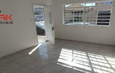 Imagem: A casa possui 3 Dormitórios, 1 Banheiro, 1 Vaga na garagem