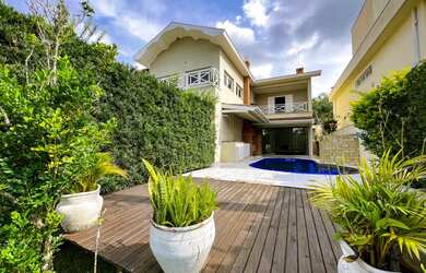 Imagem: A casa possui 4 Dormitórios, 5 Banheiros, 4 Vagas na garagem