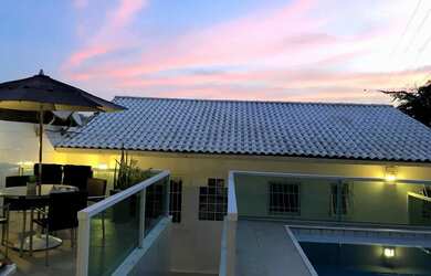 Imagem: A casa e possui 3 Dormitórios, Suítes, 5 Banheiros, 3 Vagas