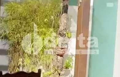 Imagem: A casa possui 3 Dormitórios, 3 Banheiros, 2 Vagas na garagem