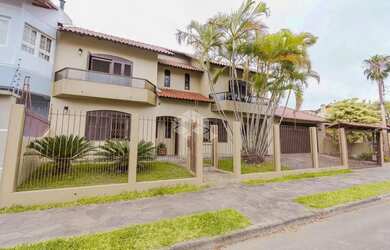 Imagem: A casa possui 4 Dormitórios, 4 Banheiros, 295m² de Área e