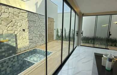 Imagem: A casa em condomínio possui 4 Dormitórios, 5 Banheiros, 2