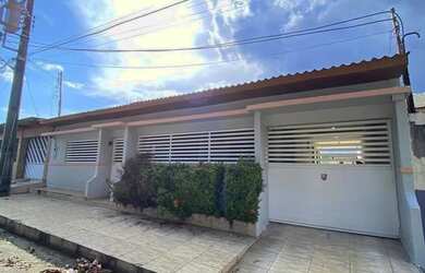 Imagem: A casa possui 3 Dormitórios, 3 Banheiros, 2 Vagas na garagem