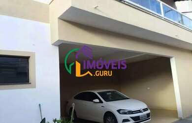 Imagem: A casa possui 3 Dormitórios, 2 Banheiros, 2 Vagas na garagem