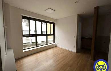 Imagem: O apartamento possui 1 Dormitório, 1 Banheiro, 1 Vaga na garagem