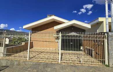 Imagem: A casa possui 5 Dormitórios, 3 Banheiros, 2 Vagas na garagem
