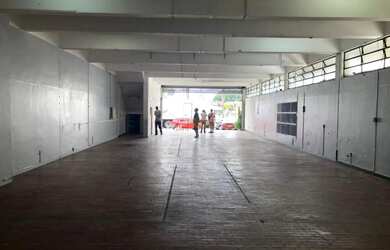 Imagem: O depósito possui 5 Vagas na garagem, 550m² de Área e está