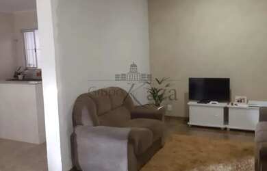 Imagem: A casa possui 3 Dormitórios, 2 Banheiros, 2 Vagas na garagem