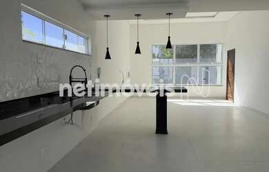 Imagem: A casa possui 3 Dormitórios, 3 Banheiros, 2 Vagas na garagem