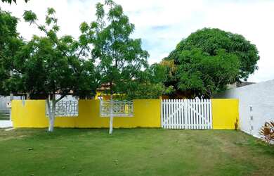 Imagem: A casa possui 4 Dormitórios, Acomodam 12 pessoas, 4 Vagas na