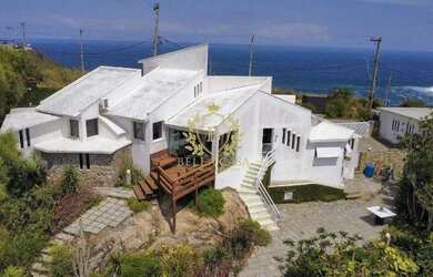 Imagem: A casa possui 3 Dormitórios, 3 Banheiros, 5 Vagas na garagem