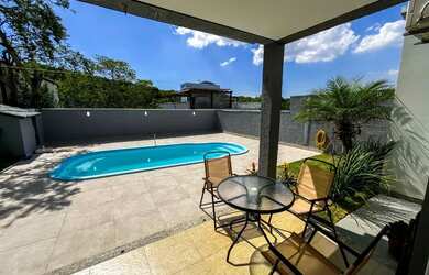 Imagem: A casa possui 3 Dormitórios, 3 Banheiros, 2 Vagas na garagem