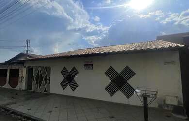 Imagem: A casa possui 3 Dormitórios, 1 Banheiro, 5 Vagas na garagem