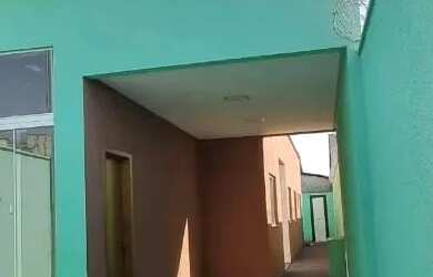 Imagem: A casa possui 3 Dormitórios, 2 Banheiros, 2 Vagas na garagem