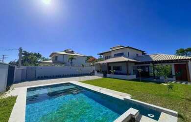 Imagem: A casa possui 5 Dormitórios, 5 Banheiros, 4 Vagas na garagem