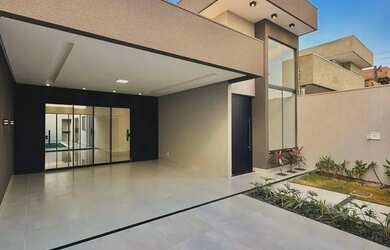 Imagem: A casa possui 3 Dormitórios, 1 Banheiro, 2 Vagas na garagem