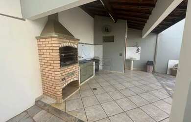 Imagem: A casa possui 3 Dormitórios, 3 Banheiros, 4 Vagas na garagem