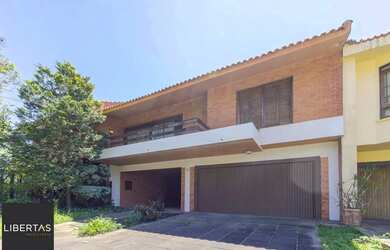 Imagem: A casa possui 4 Dormitórios, 2 Banheiros, 2 Vagas na garagem