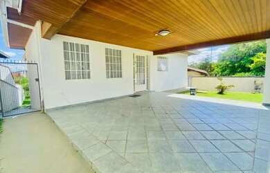 Imagem: A casa possui 2 Dormitórios, 3 Banheiros, 2 Vagas na garagem